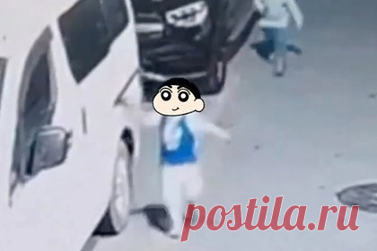 Отец заставил трехлетнего сына заплатить за поцарапанные машины. Житель Китая заставил сына извиниться перед соседом за то, что он испортил его машины. Трехлетний сын мужчины по фамилии Оуян поцарапал два автомобиля, когда играл на улице со своим другом с игрушечным пистолетом в руках. Владельцем машин оказался сосед китайца. Он сообщил Оуяну о произошедшем.