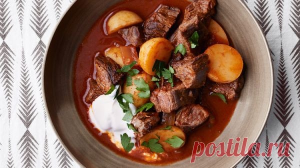 👌 Готовим вкуснейший гуляш из говядины с картошкой, рецепты с фото Гуляш — самое знаменитое блюдо венгерской кухни. Существуют десятки версий этого безумно вкусного блюда, но сегодня мы приготовим, возможно, самую лучшую. Это будет гуляш из говяди...