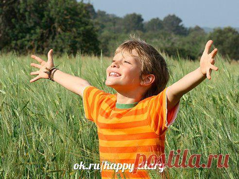 Подходите поскорее, Подарить хочу Вам СЧАСТЬЕ !
Чтобы взгляд Ваш стал  ДОБРЕЕ, и Улыбка стала мягче.
Я насыплю Вам в ладони, СЧАСТЬЯ ~ сколько захотите !
Ведь Душа - родник бездонный. Ну берите же, берите !
Лишь в карманы не кладите, и за пазухой не прячьте,
Вы, его другим  Дарите, чтобы больше стало  СЧАСТЬЯ !
Мне же Вы скажите Слово, чтобы РАДОСТЬЮ звучало.
Слово Жизни, есть основа, без конца и без начала !
•••