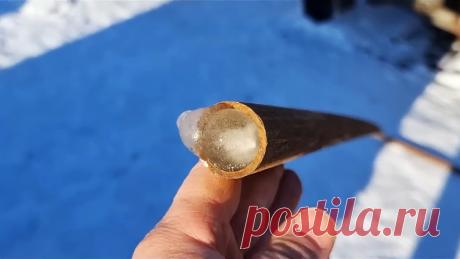 Как разморозить трубу под землей без лишней мороки Предлагаемый процесс разморозки продемонстрируем на трубе общей длиной 4-5 метров, изогнутой под 90 градусов, специально заполненной водой, и замороженной. Для реализации этого процесса нам понадобится насос для прокачки омывающей жидкости в автомобиле. Он имеет входной и выходной патрубки,