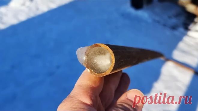 Как разморозить трубу под землей без лишней мороки Предлагаемый процесс разморозки продемонстрируем на трубе общей длиной 4-5 метров, изогнутой под 90 градусов, специально заполненной водой, и замороженной. Для реализации этого процесса нам понадобится насос для прокачки омывающей жидкости в автомобиле. Он имеет входной и выходной патрубки,