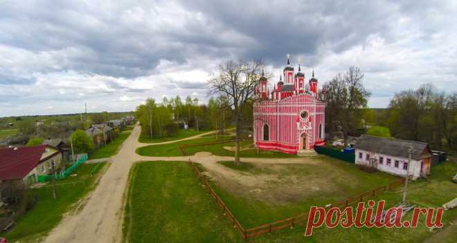 Церковь Преображения Господня (1790)  в селе Красное Старицкого района -  копия Чесменской церкви Санкт-Петербурга.  |   Пролетая в Тверской области