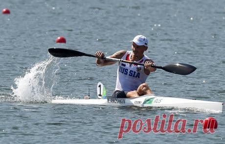 Роман Аношкин. © EPA/FACUNDO ARRIZABALAGA. 
РИО-ДЕ-ЖАНЕЙРО, 16 августа. /ТАСС/. Россиянин Роман Аношкин завоевал бронзовую медаль Олимпийских игр 2016 года в соревнованиях байдарок-одиночек на дистанции 1000 м. Спортсмен преодолел дистанцию за 3 минуты 33,363 секунды. Подробнее на ТАСС: https://tass.ru/sport/3542875  |  ТАСС: Спорт - Россиянин Аношкин завоевал бронзу ОИ в соревнованиях байдарок-одиночек на дистанции 1000 м