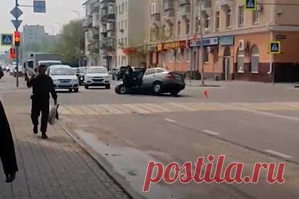 В российском городе машина провалилась в дыру в асфальте. В Кургане автомобиль провалился в дыру в асфальте и оставил без воды жителей нескольких домов. Внимание на ситуацию в российском городе обратило издание «Курган Онлайн». Инцидент произошел на пересечении улиц Ленина и Маркса, возле 20 дома по улице Ленина. В результате жителей 11 домов лишили холодного водоснабжения.
