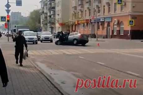 В российском городе машина провалилась в дыру в асфальте. В Кургане автомобиль провалился в дыру в асфальте и оставил без воды жителей нескольких домов. Внимание на ситуацию в российском городе обратило издание «Курган Онлайн». Инцидент произошел на пересечении улиц Ленина и Маркса, возле 20 дома по улице Ленина. В результате жителей 11 домов лишили холодного водоснабжения.