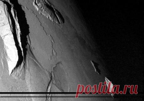 Космический корабль NASA Галилео захватил этот потрясающий вид гор на спутнике Юпитера Ио в феврале 2000 года. Горы Ио (и вообще структуры, возвышающиеся над окружающими равнинами) имеют разнообразную морфологию. Чаще всего это плато в форме столовых гор. Самая высокая на этом снимке - Гора Монгибелло (в левой части фото) имеет высоту 8.6 км. / Интересный космос