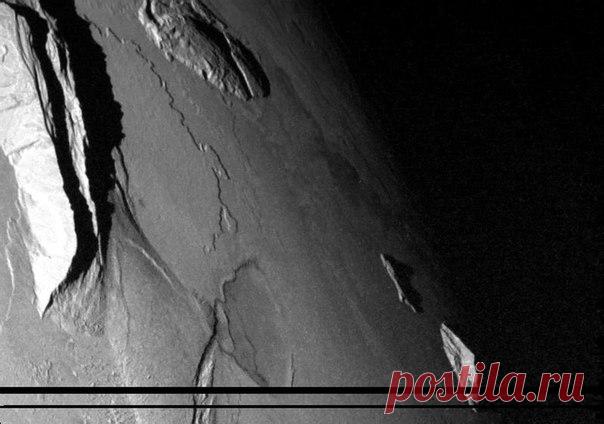 Космический корабль NASA Галилео захватил этот потрясающий вид гор на спутнике Юпитера Ио в феврале 2000 года. Горы Ио (и вообще структуры, возвышающиеся над окружающими равнинами) имеют разнообразную морфологию. Чаще всего это плато в форме столовых гор. Самая высокая на этом снимке - Гора Монгибелло (в левой части фото) имеет высоту 8.6 км. / Интересный космос
