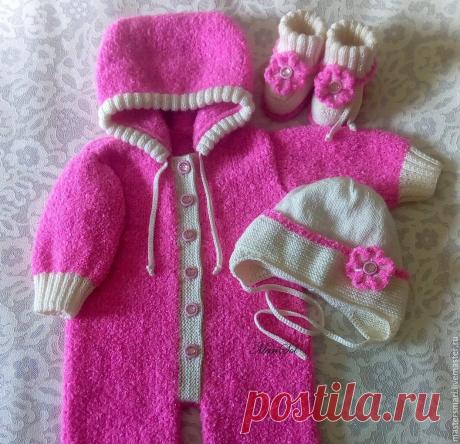Беби шик Плюшевый комбинезон, шапочка и пинетки Купить или заказать Беби шик Плюшевый комбинезон, шапочка и пинетки в интернет-магазине на Ярмарке Мастеров. В наличии размер 68 (3 - 6 мес) Комплект состоит из комбинезона с капюшоном, шапочки и пинеток. Комбинезон связан спицами из мягкой плюшевой пряжи, шапочка и пинетки связаны из детской полу шерстяной пряжи, украшены цветочками ручной вязки. Свяжу на заказ в любом цвете и размере. Срок изготовления 2 недели. Доставка Почтой России - 200 руб.