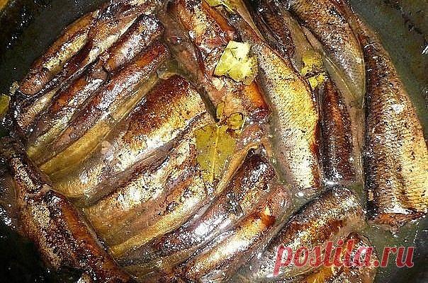 Скажу сразу, по вкусу получается ну ни капли не отличимо от магазинных шпрот. 

1 кг рыбы (килька, мойва). 
Для заливки на 1 кг рыбы: 
2 горсти луковой шелухи (она дает и цвет и подкопченый вкус. И заметьте, без всякого копчения, жидкого дыма и канцерогенов!), 
1 столовая ложка соли, 
1 чайная сахара,
1 стакан очень крепкой чайной заварки, 
неполный стакан растительного масла,
7 лавровых листьев, несколько горошин черного перца.

Рыбку необходимо почистить и промыть, убрат...