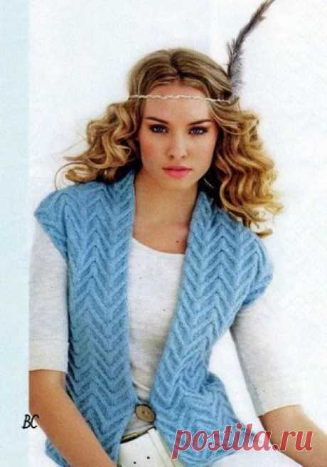 Жилет с косами

Размеры жилета: 36/38-40/42-44/46 

Вам потребуется: пряжа Sublime Organic Merino Wool dk (100% шерсть, 105 м/50 г) - 350-450-450 г голубого цвета, спицы №3 и 4, 1 пуговица. 
Показать полностью…