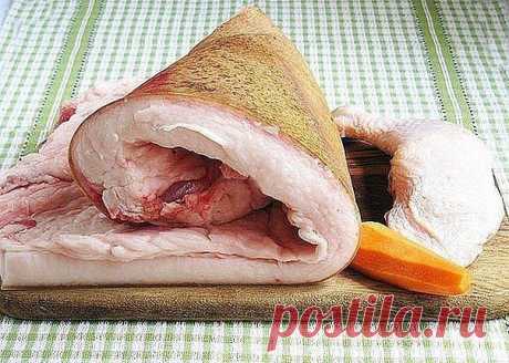 Вкусный рулет из домашнего сала! А Вы пробовали рулет из сала? Это просто, вкусно, пикантно! Отличная отдельная закуска или сытный вариант бутерброда.
Для того, чтобы приготовить рулет из сала, нужно само сало! Идем на рынок! И на ры…