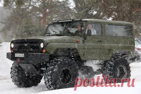 Вездеход из Камышлова похожий на УАЗ | Чёрт побери Сколько ни рассказывай о самодельных вездеходах, построенных на территории нашей необъятной Родины, никогда не получится раскрыть эту тему до конца. Практически каждую неделю на свет появляются один-два новых проекта, которые либо очень похожи на своих предшественников, либо разительно от них отличаются, как по набору агрегатов, так и по внешнему виду. Добро пожаловать в Камышлов — город Свердловской области, расположенный...