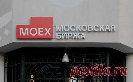 Мосбиржа предложила освободить инвесторов в IPO от налогов на дивиденды. Инвесторов в акции на IPO на 3-5 лет можно освободить от налогов на доходы в виде дивидендов. Такое предложение в Думе озвучила GR-директор Мосбиржи. Также можно дать налоговые льготы акционерам, продающим пакеты на бирже