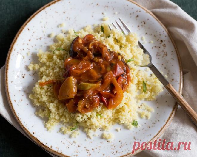 Рагу из печеных овощей с пряным кускусом | Foodbook.su Согревающая комбинация специй и томленного кускуса – все, что нужно для комфортного вечера.