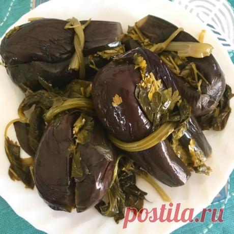 КВАШЕНЫЕ БАКЛАЖАНЫ
Вкусны и сами по себе, и как закуска, и как гарнир
Ингредиенты:
• Баклажаны-7 шт. (размером с ладонь).
• Чеснок-6-7 зубчиков.
• Острый красный перец хлопьями - 1 ч. л.( или 1 средний стручок, если свежий - можно меньше).
• Петрушка - 1 пучок
• Кинза - 1 пучок
• Сельдерей - 7 веточек с листьями ( или 3-4 стебля)
• Соль
Рассол:
• Вода-1 л.
• Лавровый лист-2 шт..
• Гвоздика-2-3 бутончика.
• Перец душистый-3-4 горошины.
• Соль-1,5 ст.л.
• Сахар-1 ст.л.
• Укс...