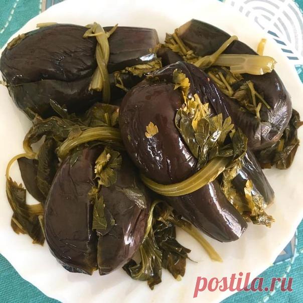 КВАШЕНЫЕ БАКЛАЖАНЫ
Вкусны и сами по себе, и как закуска, и как гарнир
Ингредиенты:
• Баклажаны-7 шт. (размером с ладонь).
• Чеснок-6-7 зубчиков.
• Острый красный перец хлопьями - 1 ч. л.( или 1 средний стручок, если свежий - можно меньше).
• Петрушка - 1 пучок
• Кинза - 1 пучок
• Сельдерей - 7 веточек с листьями ( или 3-4 стебля)
• Соль
Рассол:
• Вода-1 л.
• Лавровый лист-2 шт..
• Гвоздика-2-3 бутончика.
• Перец душистый-3-4 горошины.
• Соль-1,5 ст.л.
• Сахар-1 ст.л.
• Укс...