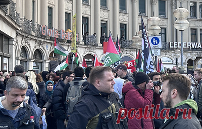 В Мюнхене тысячи людей провели акции против НАТО и наращивания вооружений. Демонстранты выступили против военных конфликтов, выразив протест политикам и организаторам проходящего в городе форума