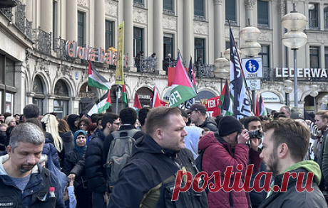 В Мюнхене тысячи людей провели акции против НАТО и наращивания вооружений. Демонстранты выступили против военных конфликтов, выразив протест политикам и организаторам проходящего в городе форума
