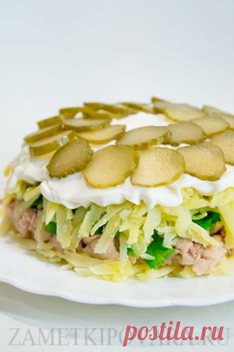 Салат с печенью трески и солеными огурчиками Вкус печени трески прекрасно оттеняется солёными огурчиками и зелёным луком.Состав:Печень трески – 1 банкаКартофель – 1-2 штукиСолёные огурцы – 1-2 штТвёрдый сыр – 100 грЗелёный лук – 2-3 штМайонезПриготовление:Перед приготовлением салата следует предварительно отварить картофель в мундире в...