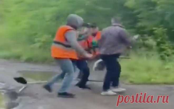 Как готовившего поджог поезда задержали силовики в форме дворников. Силовики под видом дворников задержали мигранта, которого заподозрили в планах поджечь поезд.