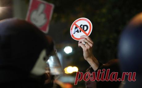 SZ узнала о планах властей Германии признать АдГ экстремистской партией. Федеральное ведомство по охране Конституции ФРГ (BfV, контрразведка) планирует присвоить правой партии «Альтернатива для Германии» (АдГ) классификацию «безопасная экстремистская инициатива», пишет Süddeutsche Zeitung (SZ) со ссылкой на служебную переписку работников ведомства.