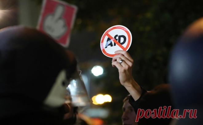 SZ узнала о планах властей Германии признать АдГ экстремистской партией. Федеральное ведомство по охране Конституции ФРГ (BfV, контрразведка) планирует присвоить правой партии «Альтернатива для Германии» (АдГ) классификацию «безопасная экстремистская инициатива», пишет Süddeutsche Zeitung (SZ) со ссылкой на служебную переписку работников ведомства.
