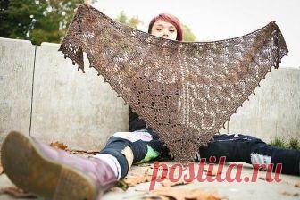 Шаль с узором из листьев и пико спицами

Понадобится:
150 г. или 330 м. пряжи средней толщины
спицы № 5
Описание.
Набрать 3 петли. Связать лицевыми петлями 6 рядов. Подцепить 3 петли из ближнего края кромочных петель и 2 петли из наборного края. Из полотна должен сформироваться U-образный уголок, на спицах — 8 петель.
На схемах не показаны изнаночные ряды. Все изнаночные ряды вяжутся след. образом:
2 лиц., изнаночные до последних 2 петель, 2 лиц.
Все лицевые ряды (те, кото...