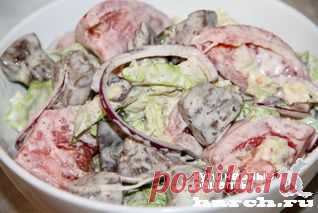 Салат из куриной печени с пекинской капустой и помидорами «Карусель»