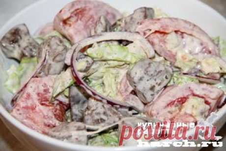 Салат из куриной печени с пекинской капустой и помидорами «Карусель»
