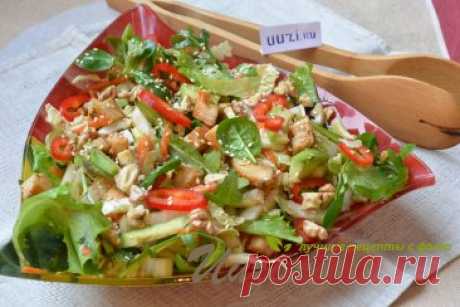 Простой салат с курицей и авокадо