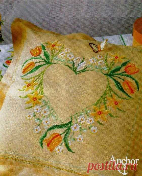 Вышивка крестом, схемы Подушка с цветочным сердцем