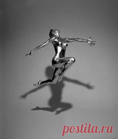 Итальянский фотохудожник Гвидо Арджентини в своих работах стремится показать всю утонченность и изящество женского тела. Его проект «Серебряный взгляд» — это поистине восхитительные фотографии, на которых художник превратил женщин в живые статуи, покрыв их тела специальной серебряной краской.