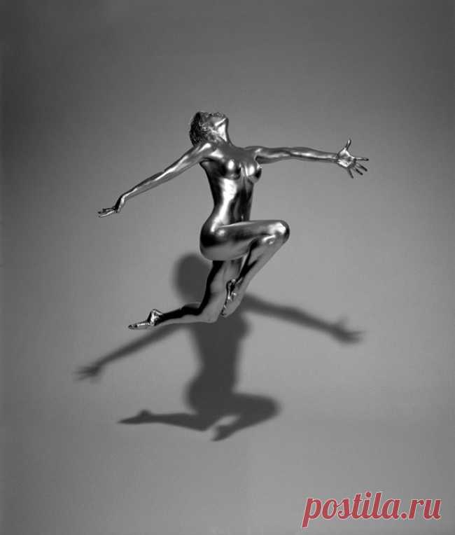 Итальянский фотохудожник Гвидо Арджентини в своих работах стремится показать всю утонченность и изящество женского тела. Его проект «Серебряный взгляд» — это поистине восхитительные фотографии, на которых художник превратил женщин в живые статуи, покрыв их тела специальной серебряной краской.