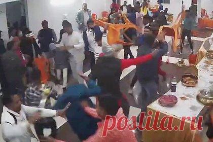 Семьи жениха и невесты устроили массовую драку на свадьбе из-за десерта
