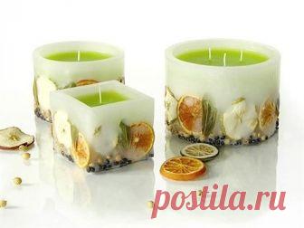 Как сделать натуральный освежитель воздуха.

Нам понадобится:
- 2 ст.л. желатина
- 1 ст. воды
- пищевые красители
- эфирные масла - бергамот, апельсин, пачули гвоздика
- порошок корицы
- декор по желанию

1. На маленьком огне растворяем желатин, добавляем желаемый краситель, корицу и эфирные масла (бергамот, гвоздику и пачули по 5 капель, апельсин - сколько не жалко).
2. На дно формы для ароматизатора выкладываем декор (например, декоративные оранжевые камушки) и заливаем жидкостью.