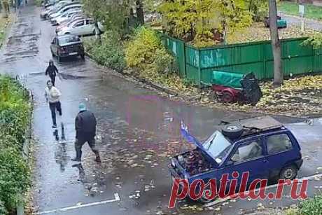 МВД наградит задержавшего похитителя телефона российского пенсионера. Управление МВД по Московской области наградит пенсионера, который задержал похитителя телефона в Щелково. Мужчина стал очевидцем кражи гаджета у ребенка и задержал злоумышленника, удерживая его до прибытия сотрудников полиции. Ранее он рассказал, что сначала услышал крик мальчика, а затем увидел убегающего преступника.