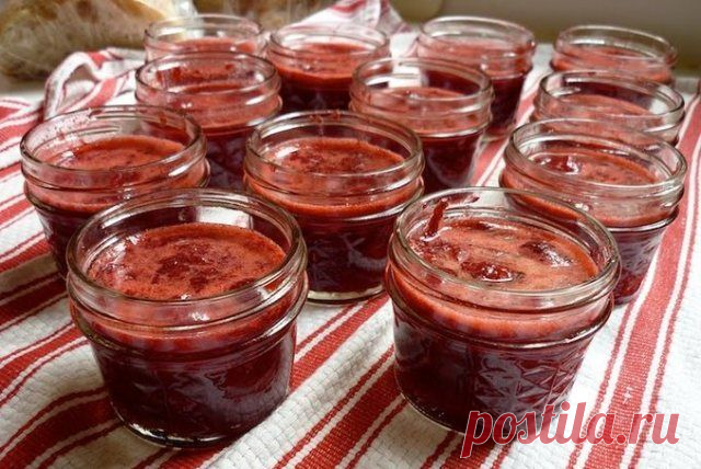 Яблочный джем с целыми вишнями. Очень вкусно!
