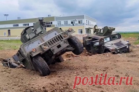 Появились кадры с места ликвидации ДРГ в Белгородской области. Появились кадры с места ликвидации украинской диверсионно-разведывательной группы (ДРГ) в Белгородской области. На них видны поврежденная военная техника и сгоревший пикап, на дверь которого нанесена надпись «За Бухмут». На земле рядом с техникой лежат военная форма и экипировка с желтым скотчем.