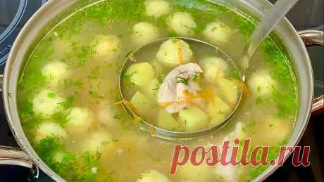 Я могу есть этот суп каждый день. Он настолько вкусный, вы будете готовить его хоть раз в неделю.
Сегодня готовим очень простой, но необычно вкусный суп. Суп с куриным мясом и сырными шариками получится ароматным и сытным. Давайте начнем!

Ингредиенты:
 на 3 л кастрюлю:
 Куриное филе-2 шт (300 г)
 Картофель-3 шт (450 г)
 Морковь-1 шт
 Лук-1 шт
 Укроп- пара веточек 
 Соль, черный молотый перец 
 Лавровый лист-1 шт
 Сырные шарики:
 Сыр-100 г
 Масло-20 г
 Яйца-1 шт
 Мука-100 ...