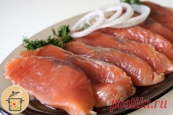 Соленая горбуша в масле с луком.

Ингредиенты:
-Горбуша (свежемороженая) - 2 шт
-Вода - 1 л
-Соль - 5 ст.л.
-Масло растительное (лучше не рафинированное подсолнечное) - 150 мл
-Лук репчатый - 1 шт