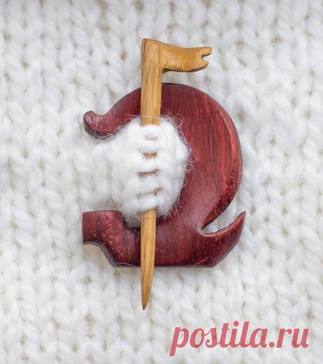 "Алые паруса". Фибула (заколка, брошь) на кофту, шаль. Из дерева, ручная работа. Материал: падук, мовингу (экваториальная Африка), покрыта мастикой из натуральных масел и восков.