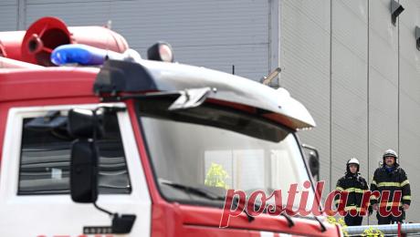 &quot;Люди спасались как могли&quot;: очевидцы рассказали о пожаре в Екатеринбурге. Пожарным машинам трудно проехать к жилому дому на улице Союзной в Екатеринбурге, где произошел пожар в квартире на одном из высоких этажей. Люди спасаются самостоятельно, один из жильцов дома сорвался, пытаясь выбраться из квартиры. Об ...