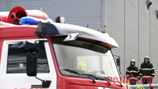 "Люди спасались как могли": очевидцы рассказали о пожаре в Екатеринбурге. Пожарным машинам трудно проехать к жилому дому на улице Союзной в Екатеринбурге, где произошел пожар в квартире на одном из высоких этажей. Люди спасаются самостоятельно, один из жильцов дома сорвался, пытаясь выбраться из квартиры. Об ...