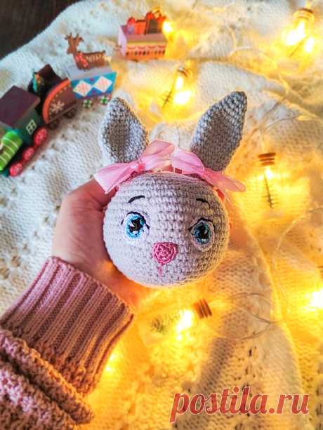 PDF &quot;Здравствуй, Кролик, Новый год&quot; крючком. FREE crochet pattern; Аmigurumi toy patterns. Амигуруми схемы и описания на русском. Вязаные игрушки и поделки своими руками #amimore - елочные украшения, игрушки на ёлку, ёлочный шар в виде кролика, новогодний шарик в виде маленького крольчонка, Новый год.