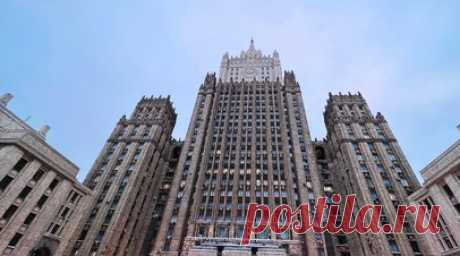 «Считаем действия ЕС подрывающими прерогативы СБ ООН»: МИД РФ объявил об ответных мерах на 13-й пакет санкций Евросоюза. Москва в ответ на 13-й по счёту пакет европейских антироссийских санкций существенно расширила перечень представителей евроинститутов и стран — членов Евросоюза, которым запрещён въезд на территорию России. В МИД РФ подчеркнули, что очередные антироссийские меры являются незаконными, подрывающими международно-правовые прерогативы СБ ООН. Как отметили во внешнеполитическом…