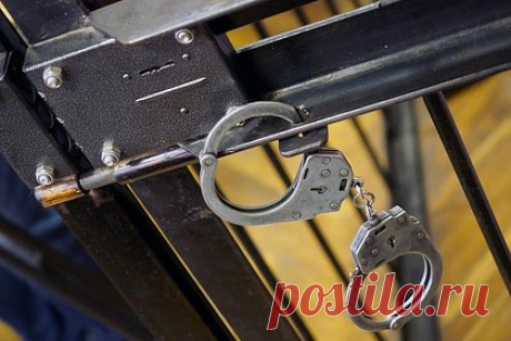 Суд приговорил к 13 годам колонии слесаря из Подмосковья за поджог военкомата. В Подмосковье суд приговорил к 13 годам лишения свободы слесаря за поджог военкомата. 28 февраля 2022 года фигурант нарисовал флаг Украины и лозунги на воротах военкомата городов Луховицы и Зарайск. Затем он перелез через них, облил здание легковоспламеняющейся жидкостью, разбил окна и бросил коктейль Молотова.