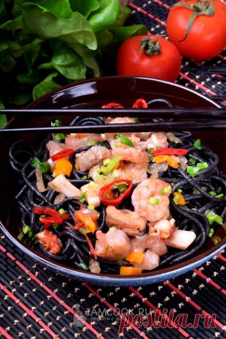 Черные спагетти с морепродуктами — рецепт с фото на Русском, шаг за шагом. Яркое блюдо из черных спагетти и морского коктейля. Вкус и аромат моря в одной тарелке.