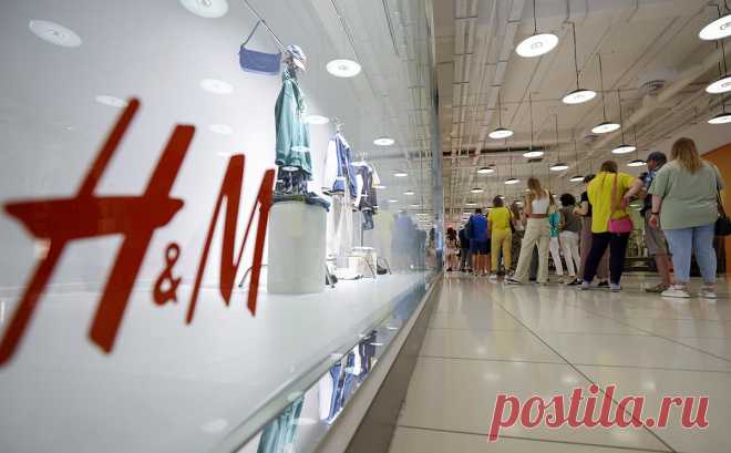 «Коммерсантъ» узнал о предоплате H&M за флагманский магазин в Москве. H&M внес годовую предоплату за магазин на Тверской и заплатил штрафы ТЦ «Колумбус». Эксперты, опрошенные газетой, допускают, что сеть пытается сохранить площади, чтобы продать стоки или даже остаться на рынке