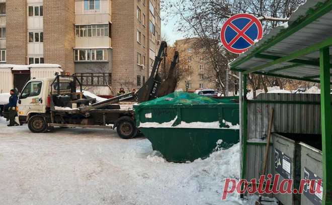В Подмосковье появились знаки запрета парковки у мусорок. В Подмосковье начали установку знаков, запрещающих парковку рядом с мусорными площадками. В РЭО позитивно оценили эту инициативу. Нарушителям грозит штраф от 5 тыс. до 30 тыс. руб.