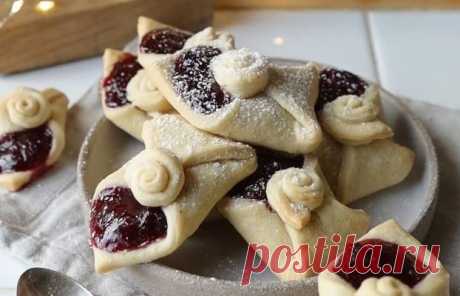Печенье конвертики с вареньем простой рецепт пошаговый Как вкусно сделать Печенье конвертики с вареньем простой рецепт пошаговый в домашних условиях быстро. Время печь! Самое прекрасное и волшебное время - перед Новым годом ⠀▫️100г холодного сливочного масла ⠀▫️200г муки ⠀▫️50г воды ⠀▫️варенье (не жидкое) ⠀▫️желток для смазывания (по желанию)